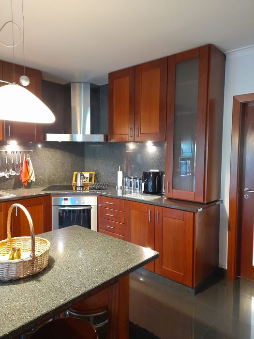 Cozinha em madeira de afizelia, forma de canto,  4.50 X 2.55m.