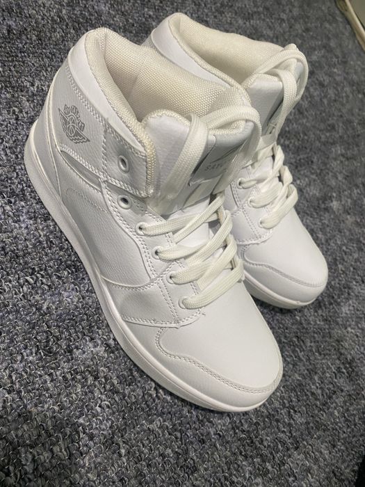 високі утеплені кросівки