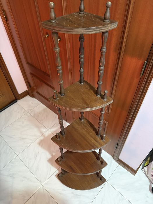 Estante de canto em madeira