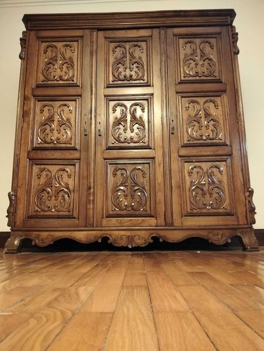 Roupeiro em madeira maciça