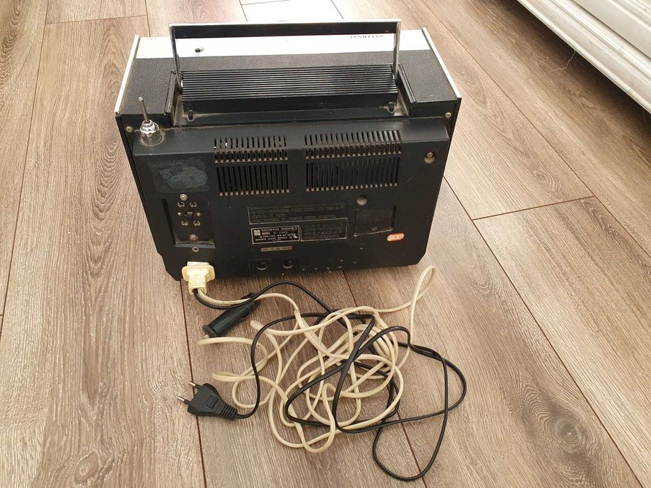 Stary zabytkowy telewizor z radiem National TR-339 EU (Panasonic)