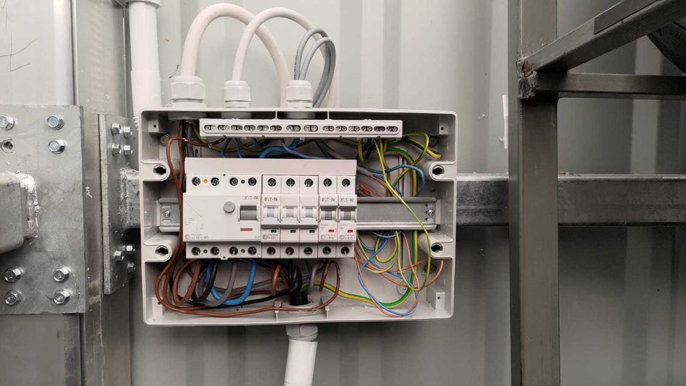 Usługi elektryczne, światło, Internet, kamery.