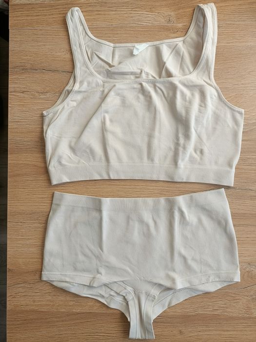 Bielizna damska w kolorze beżowym