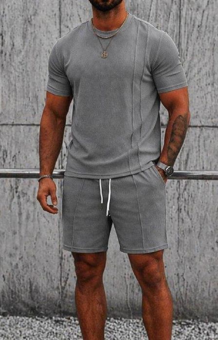 Продаю стильні чоловічі костюми...