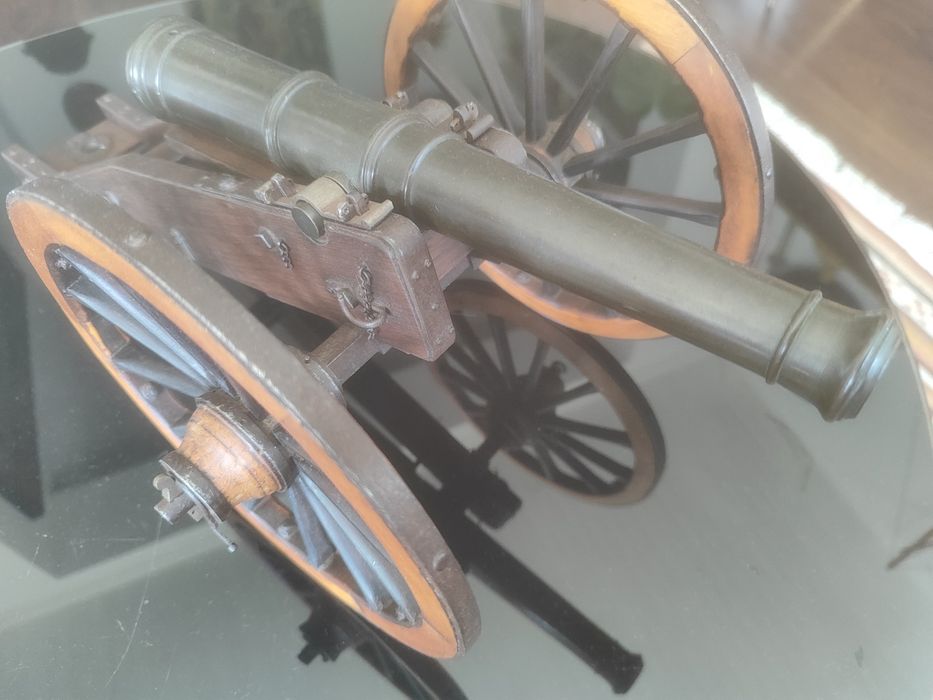 Modelo de canhão em bronze.