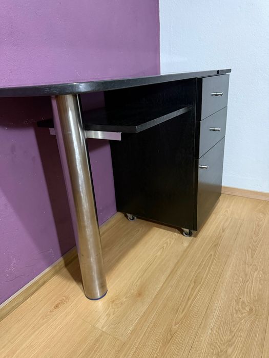 Mesa de Estética em madeira e pedra preta.