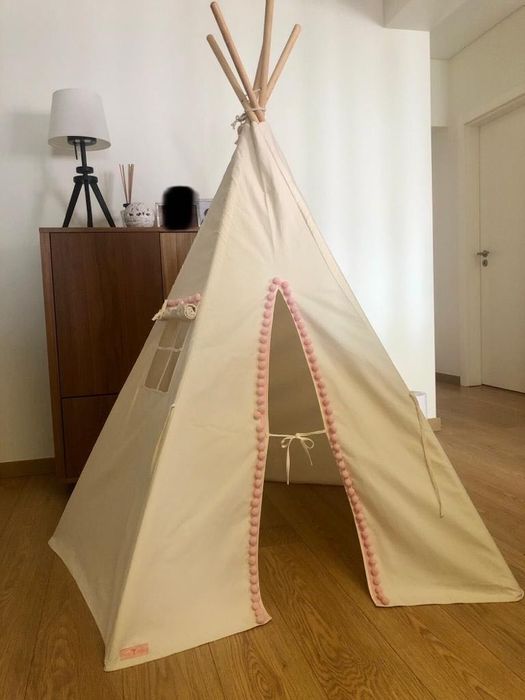 Teepee (tenda) creme com pompons cor de rosa