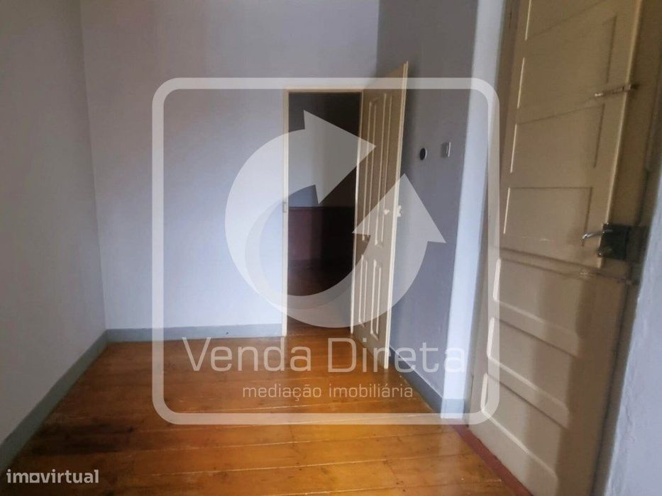 Prédio Urbano de Utilização Mista com Potencial Habitacional e Come...