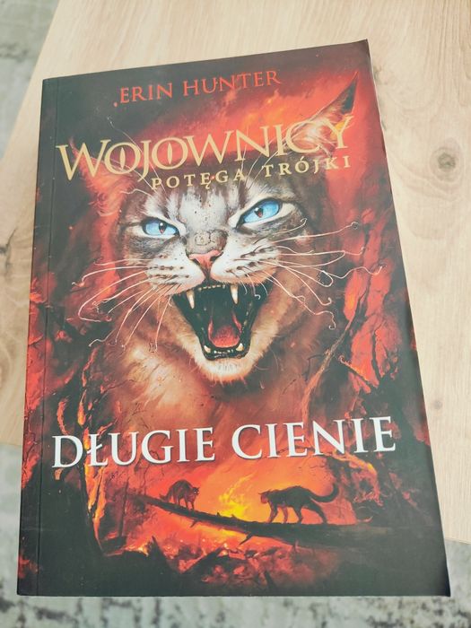 Erin Hunter Wojownicy potęga trójki Długie cienie