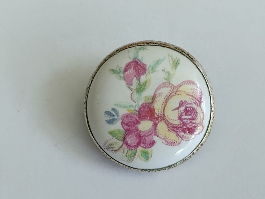Broszka porcelanowa w metalowej oprawie biżuteria vintage