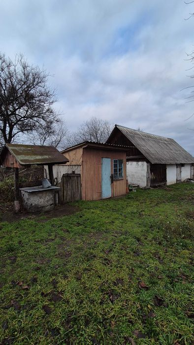 Велика ділянка зі старим будинком у селі Небрат