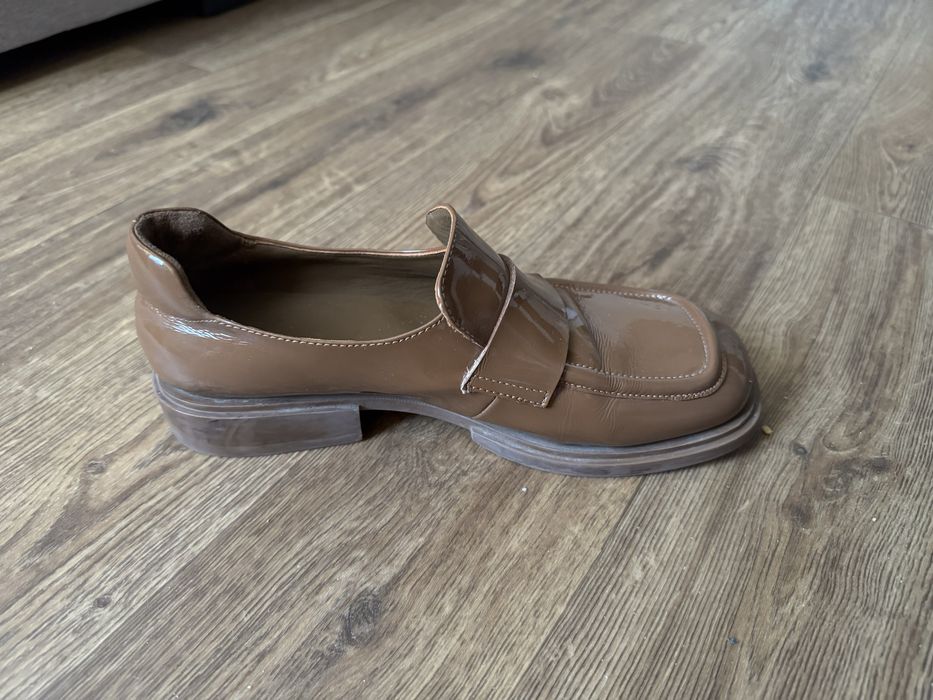 Коричневі лакові лофери estro 38 розмір