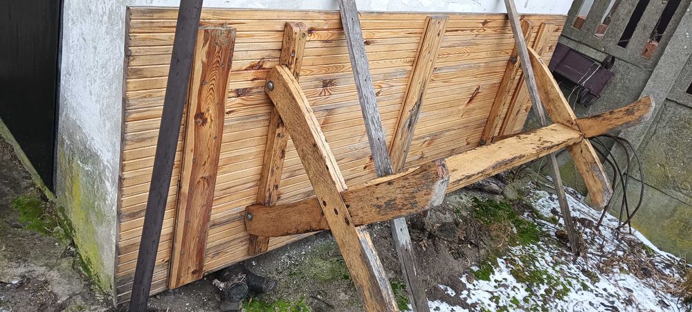 Solidny, drewniany stół ogrodowy