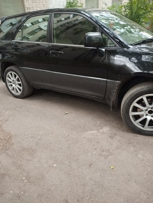 Лексус РХ 300 2000 року.