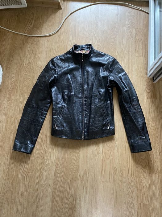 очень крутая редкая женская кожанка с необычным подкладом,и фурнитурой