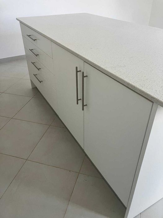 Ilha de Cozinha Moderna em Excelente Estado