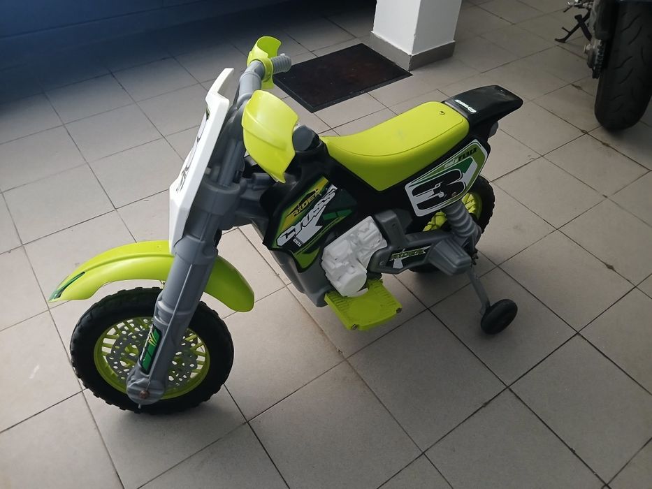 Mota elétrica de criança, bateria em óptimo estado. .