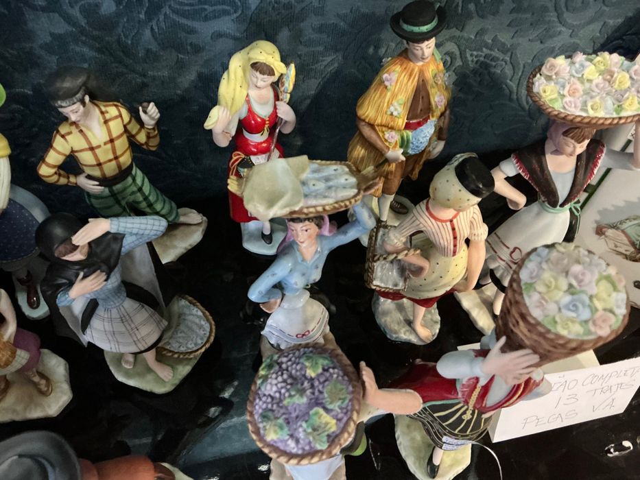 Trajes de Portugal coleção completa 13 peças porcelana pintura manual ,anúncios abaixo