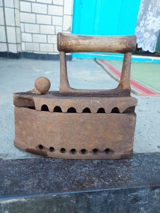 Утюг металический на углях