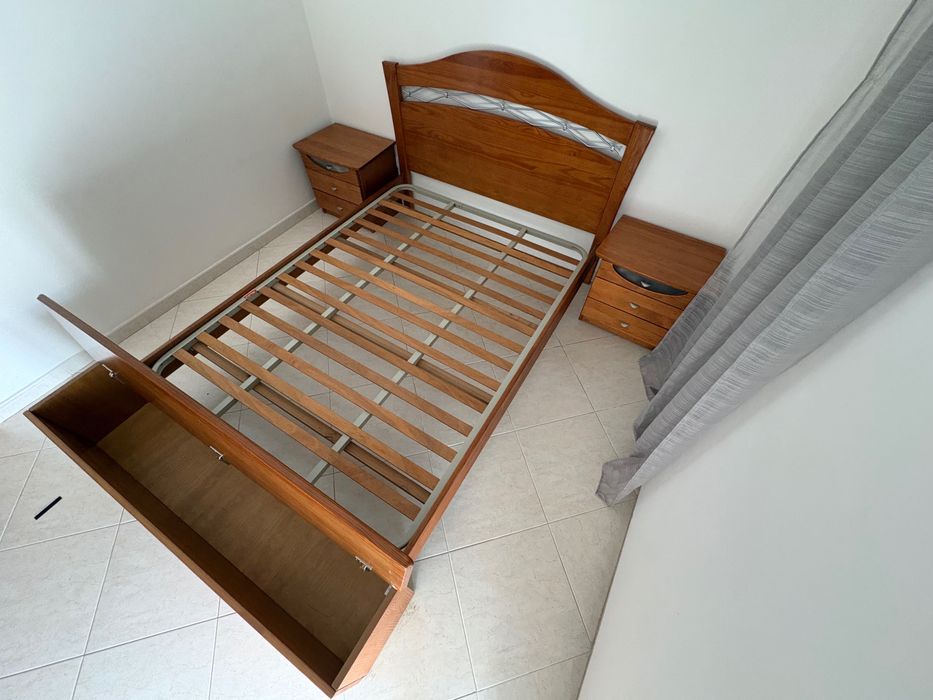 Cama de Casal em Mogno Maciço + Conjunto Completo