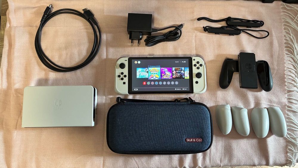 Nintendo Switch OLED + GripCase Skull & Co.