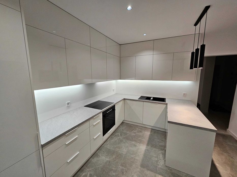 Meble na wymiar- Kuchnie, szafy, łazienki, garderoby, Stolarz