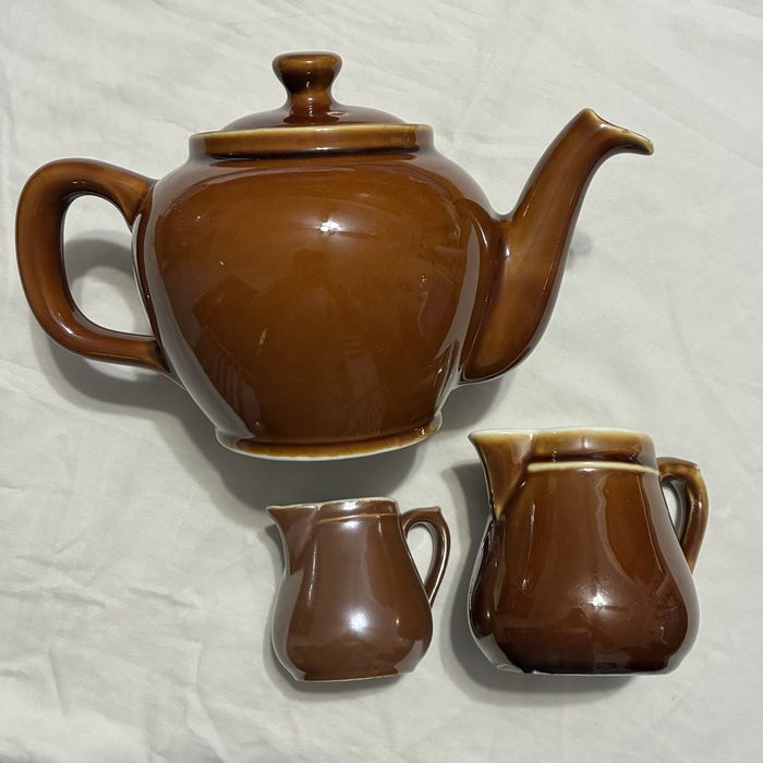 Conjunto de chá com leiteiras