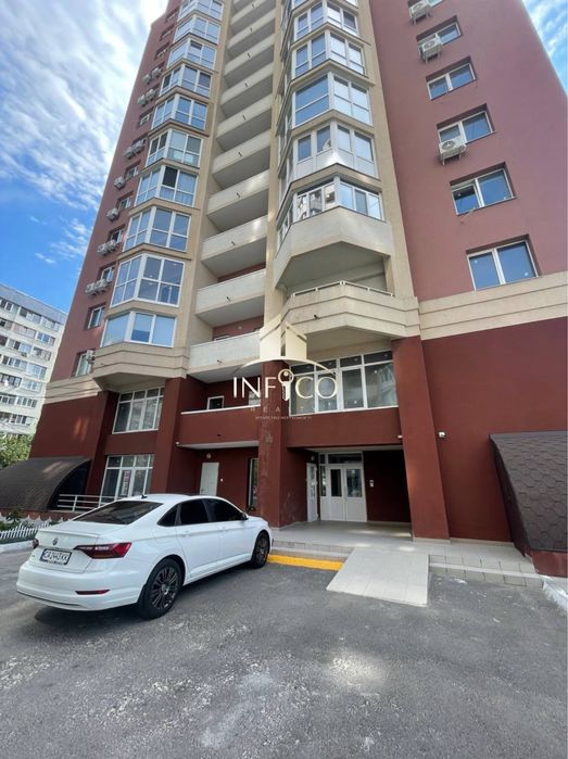 Продаж великої 2к квартири на Митниці