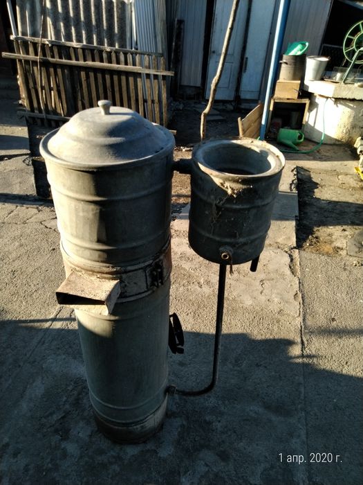 Титан на дровах для нагревания воды.