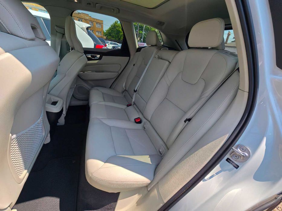 Volvo XC60 B5 Momentum      2022