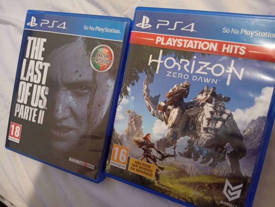 PS4 Branco com dois comandos como novo +  2 jogos.