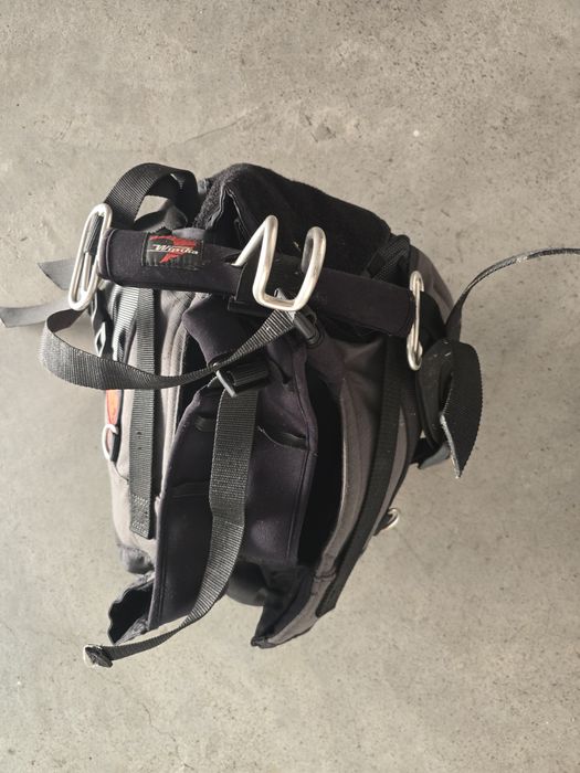 Vendo trapézio para kitesurf Wipika em excelente estado.
