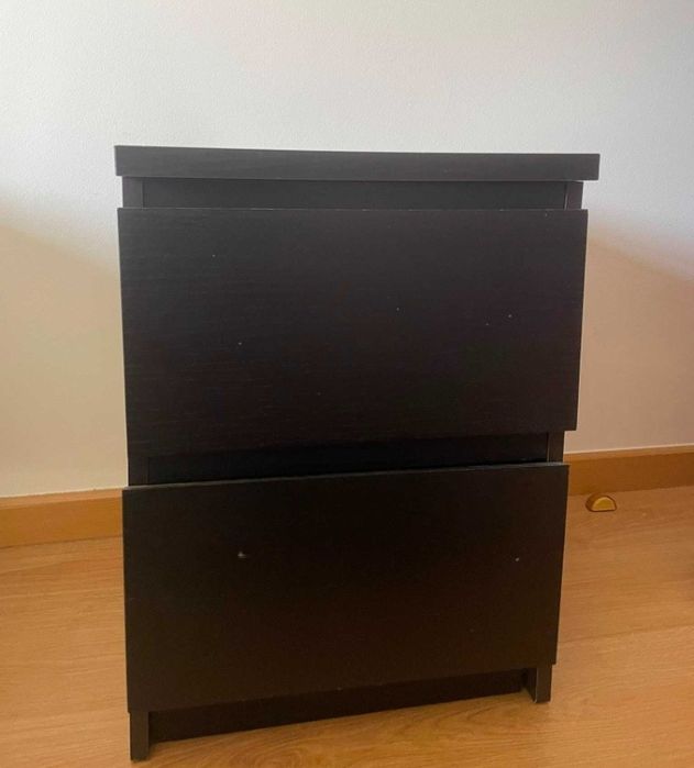 Duas mesinhas de cabeceira com vidro cor preto