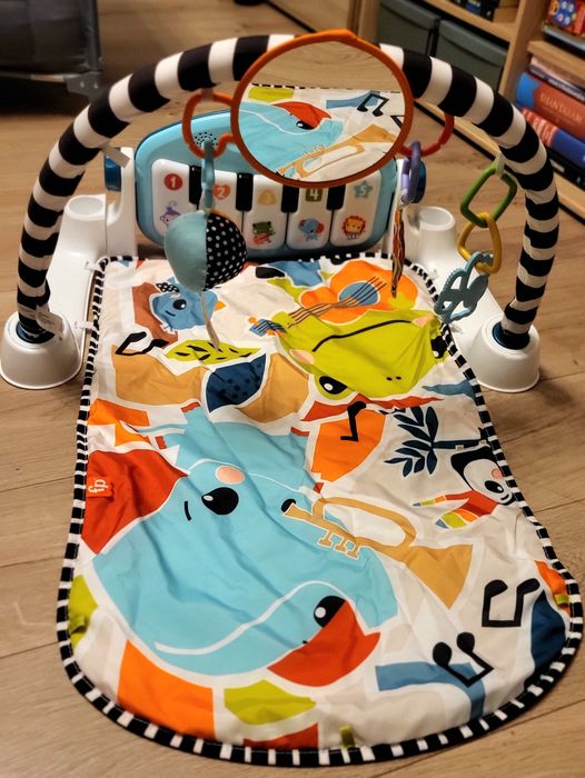 Fisher-Price mata edukacyjna z pianinkiem i pałąkiem – kompletna
