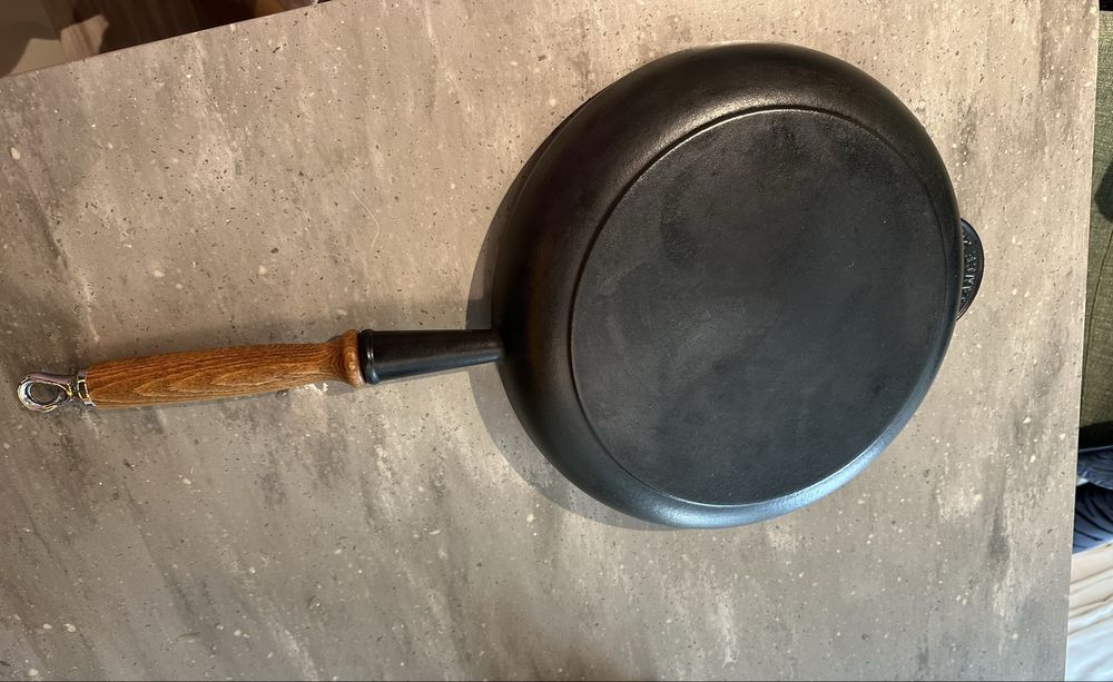 Le creuset чугунна сковорідка