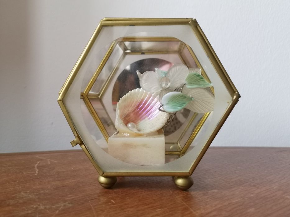 Mostrador hexagonal com escultura