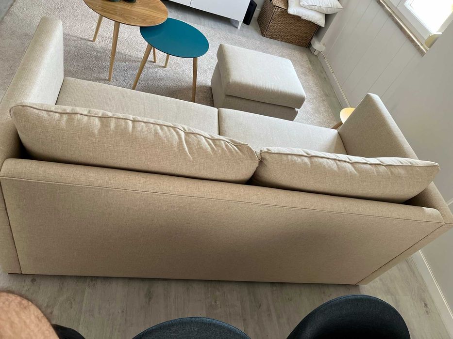 Sofá 3 Lugares Bege com Pufe - Conforto e Estilo Num Conjunto Perfeito