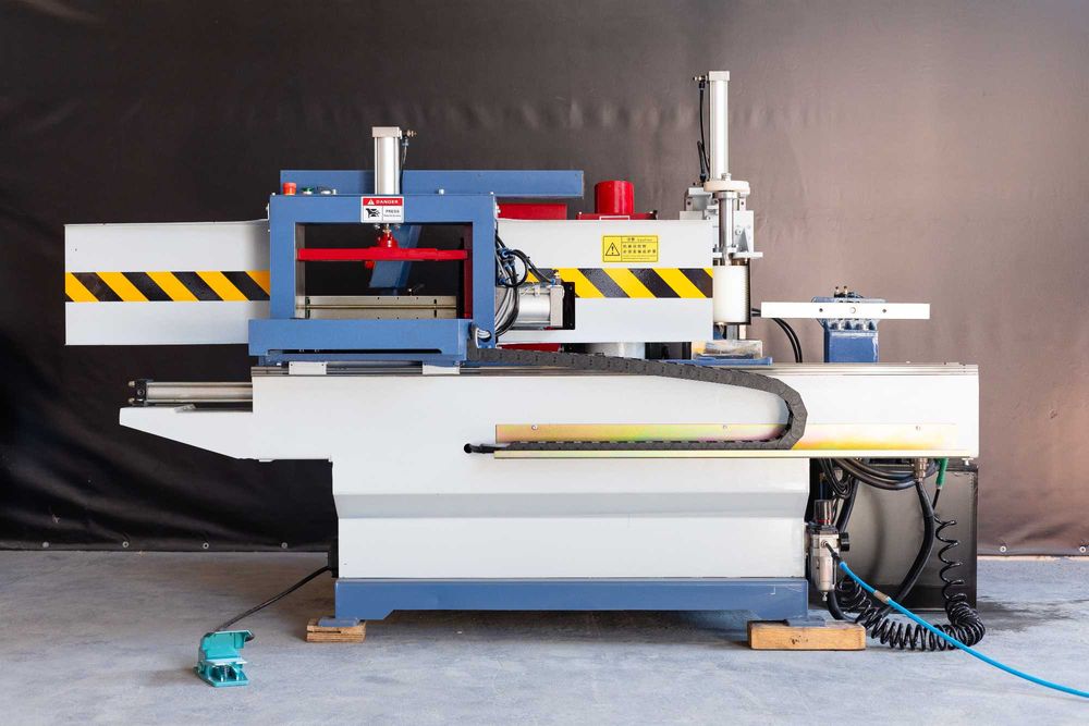 Шипорезный станок сращивания древесины с клеенамазкой Деревообробний