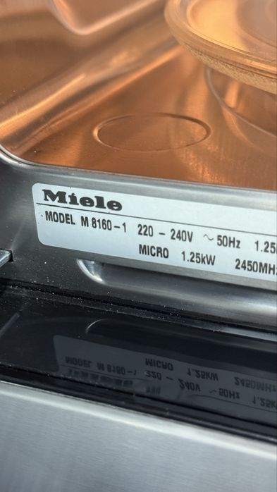 Вбудована мікрохвильовка M8160.