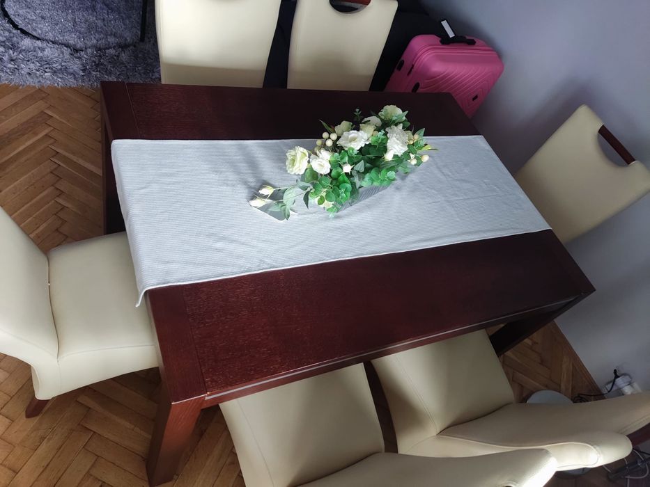 Stół rozkładany i krzesła