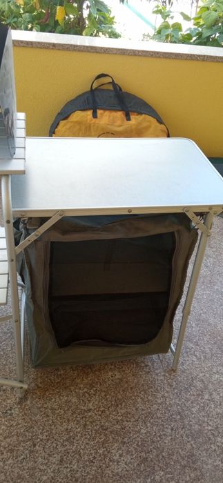 Móvel em alumínio para cozinha de campismo