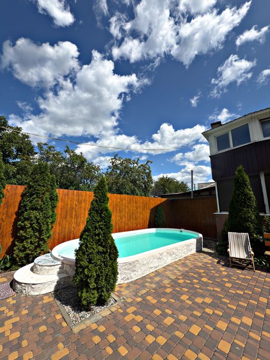 Великий будинок, лазня , басейн.