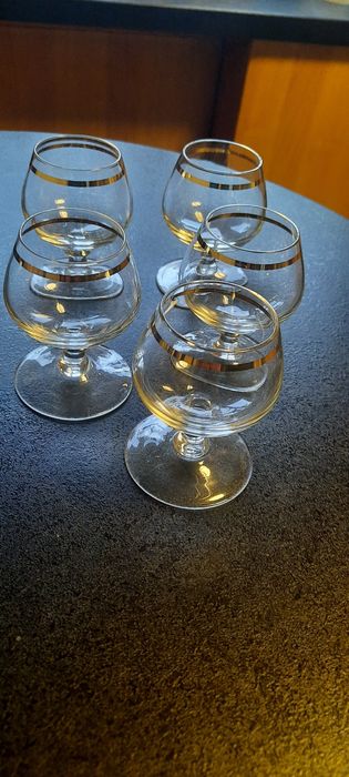 Kieliszki że złotą obwódką