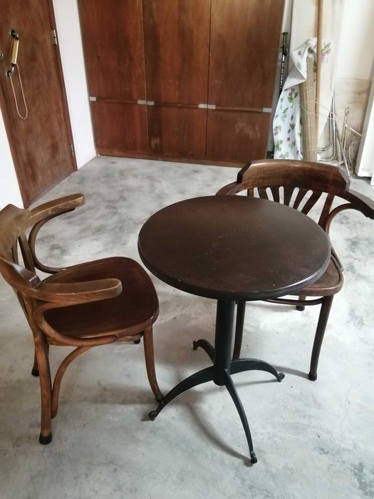 3 Cadeiras e 1 mesa de café elegantes