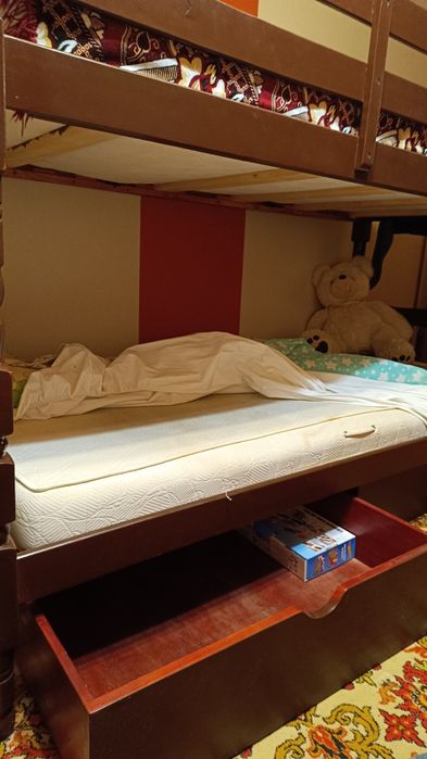 Кровать двухярусна продам