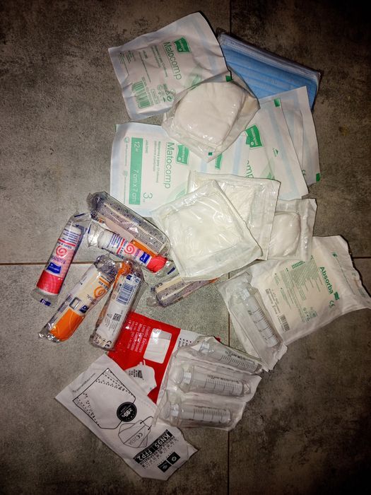 Maseczki opatrunki gazy badaze strzykawki