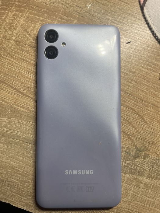 Samsung A04e телефон