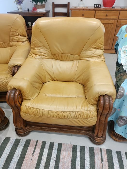 Sofás em pele e madeira maciça
