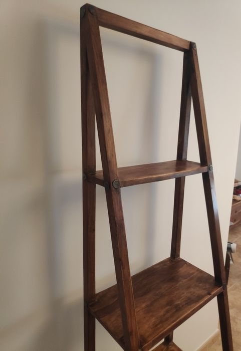 Estante em madeira maciça