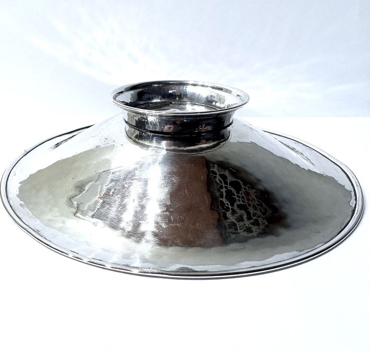 Magnífica antiga taça com pé em prata martelada alemã contrastada